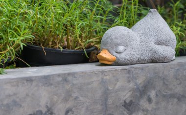 Çimento dekorasyon için yapılmış bir uyuyan ördek