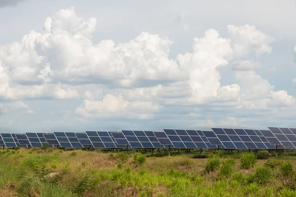 A fazenda solar de energia verde na Tailândia — Fotografia de Stock