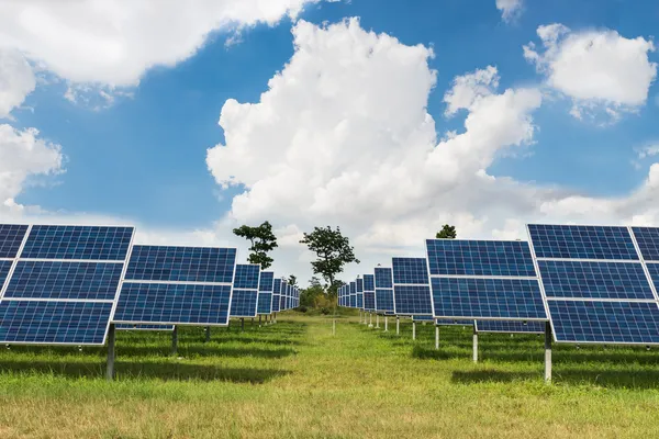 Сонячна ферма за зелену енергію в Таїланді — стокове фото