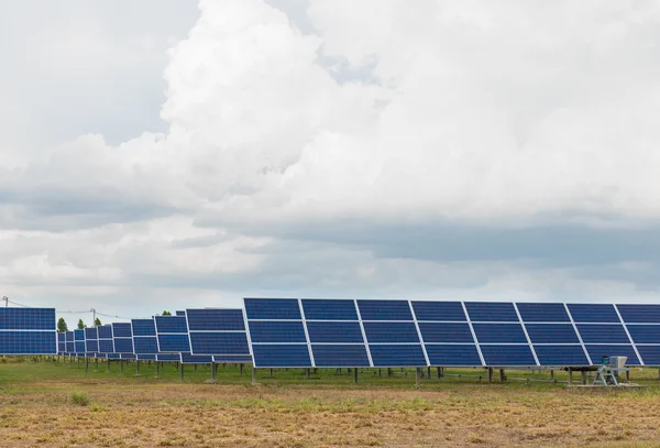 A fazenda solar de energia verde na Tailândia — Fotografia de Stock