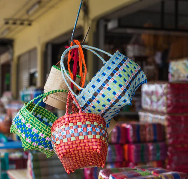 La cesta de tejido de colores cuelgan para la venta en la tienda de comestibles — Foto de Stock