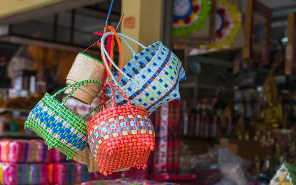 La cesta de tejido de colores cuelgan para la venta en la tienda de comestibles — Foto de Stock