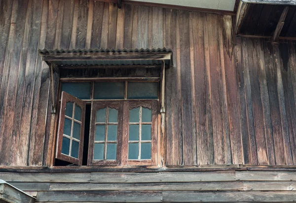 Das Fenster des alten Holzhauses — Stockfoto
