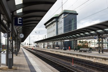 kontrol kulesi Frankfurt'un ana istasyonu ile boş platformu