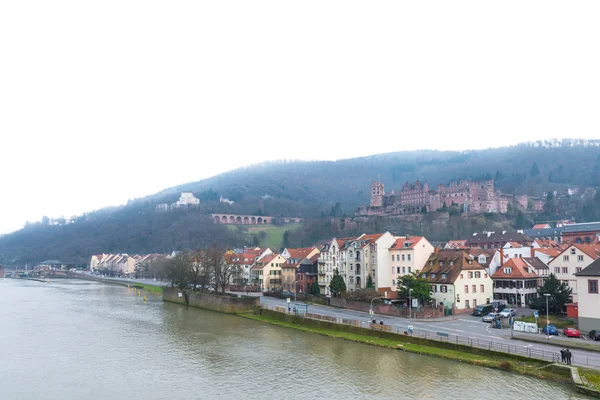 Le paysage urbain de la ville de Heidelberg avec la rivière Neckar et Heidelber — Photo