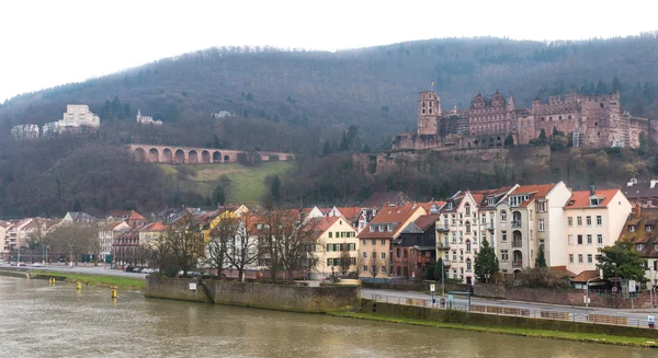 Le paysage urbain de la ville de Heidelberg avec la rivière Neckar et Heidelber — Photo