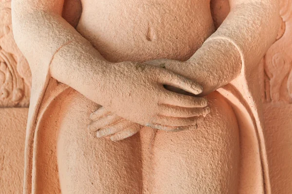 La escultura de Buda cruza el brazo hecho de piedra —  Fotos de Stock