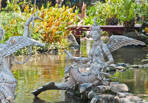 De gandharvas in Thaise stijl op het water — Stockfoto