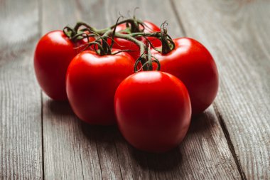 eski ahşap tahta üzerinde taze domates.