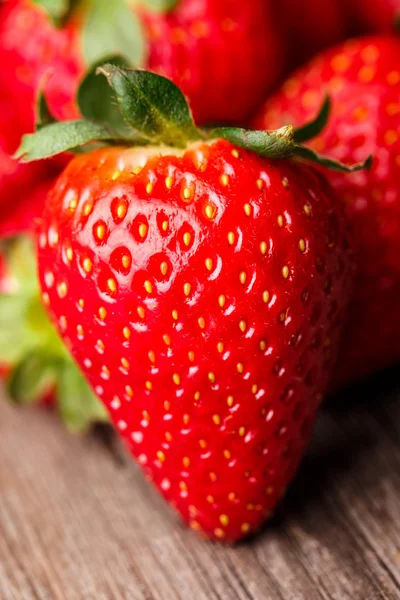 Närbild av jordgubbar på träbord. — Stockfoto