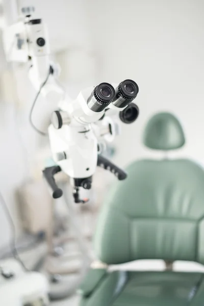 Interior moderno de la oficina de odontología con silla y herramientas . —  Fotos de Stock