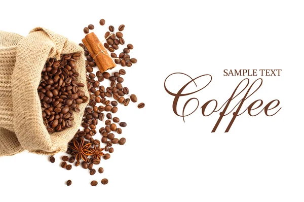 Geröstete Kaffeebohnen im Beutel mit Anisstern und Zimtstangen. — Stockfoto