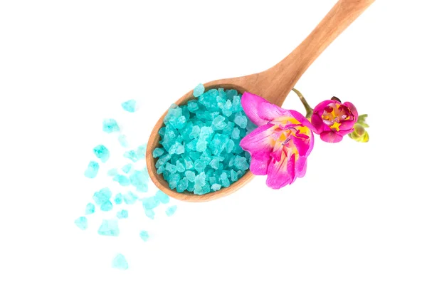 güzel pembe Frezya çiçeği tahta kaşıkla Spa tuz.