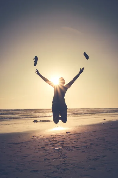 Kumsalda zıplayan mutlu kız