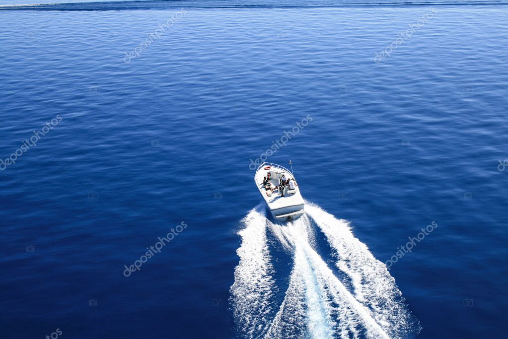 Imbarcazione a motore o yacht sul lago Tahoe .