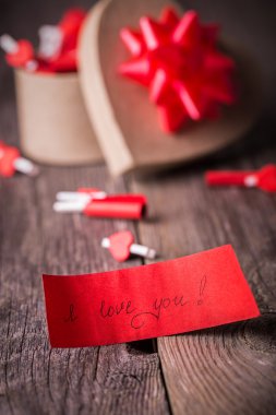 Ben ile kağıda kırmızı seviyorum seni başlık