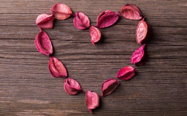 potpuri ahşap masa üzerinde yapılan kalp şekli