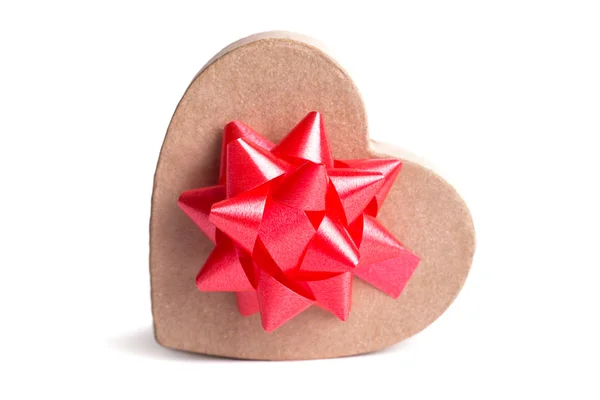 Scatola regalo a forma di cuore con fiocco rosso . — Foto Stock