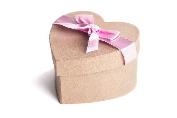 Hjärtformade presentförpackning med rosa rosett. — Stockfoto