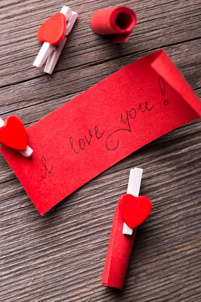 Trozo de papel rojo con el título I love you en tablero de madera . —  Fotos de Stock