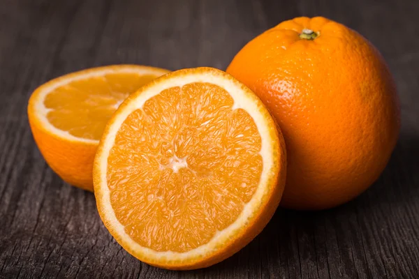 Närbild av orange frukt på träbord. — Stockfoto