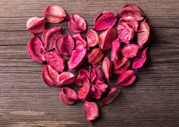 Hart vorm gemaakt van potpourri op houten tafel — Stockfoto