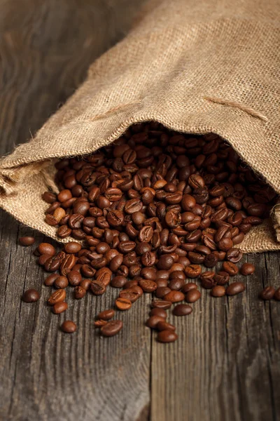ahşap yüzey üzerinde kahve çekirdekleri ile kahve çanta