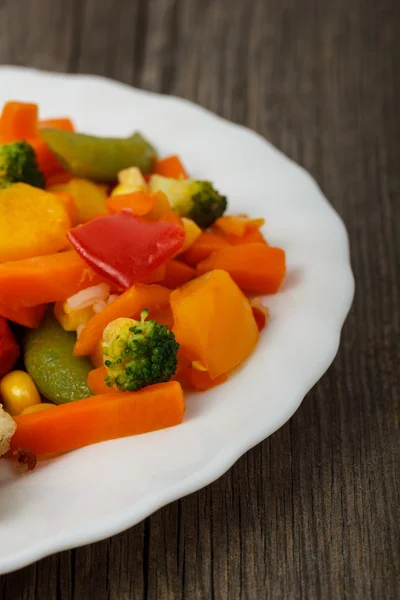 Verduras en plato blanco . — Foto de Stock