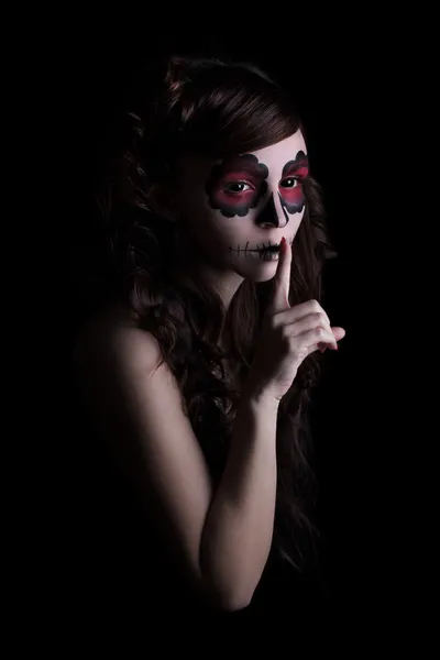 Retrato bajo de mujer joven con maquillaje de cráneo de azúcar —  Fotos de Stock
