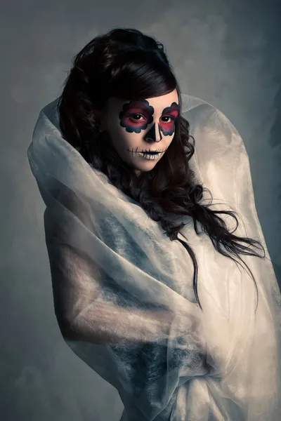 şeker kafatası makyaj ile genç kadının portresi. dramatik aydınlatma.