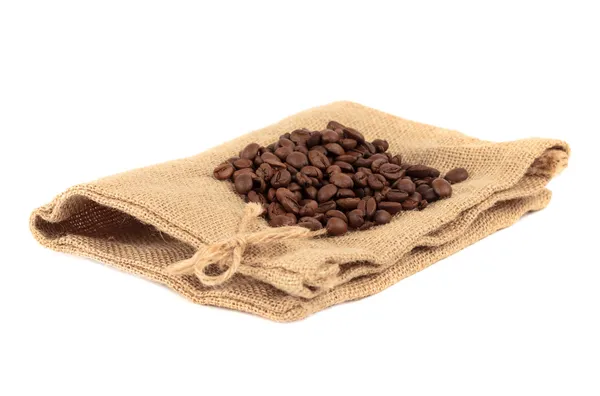 Saco de café vazio com grãos torrados — Fotografia de Stock