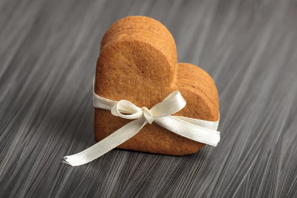 Biscotti a forma di cuore legati con un fiocco . — Foto Stock