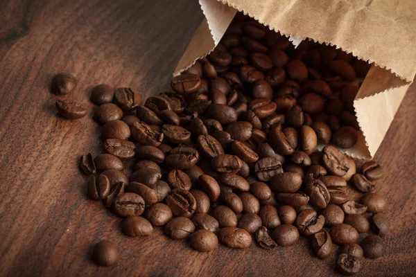 Granos de café en una bolsa de papel —  Fotos de Stock