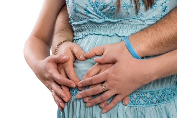 Hombre haciendo corazón con las manos en el vientre de la mujer embarazada —  Fotos de Stock