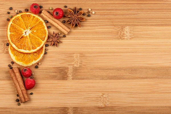 Ervas de cozinha com laranja seca — Fotografia de Stock