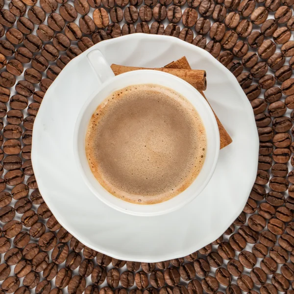 Taza de café blanco con palitos de canela — Foto de Stock