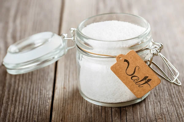 Öppnad glasburk med salt. — Stockfoto