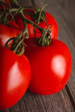 tablo üzerinde domates