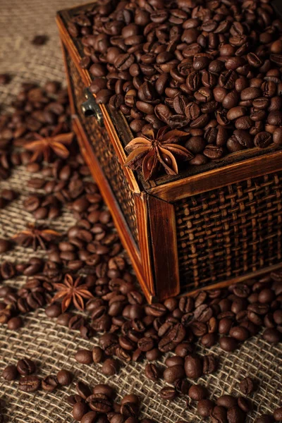 Pecho con granos de café — Foto de Stock