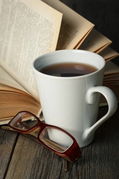 sıcak çay bardağı, kitap, gözlük