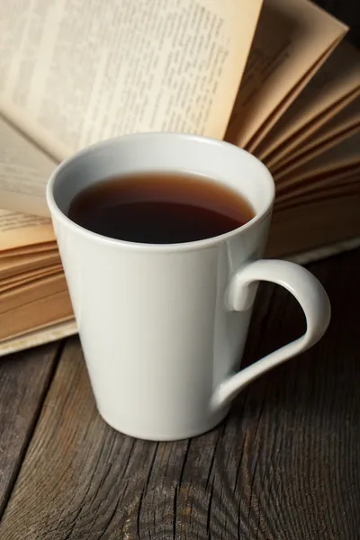 Šálek čaje s staré knihy — Stock fotografie