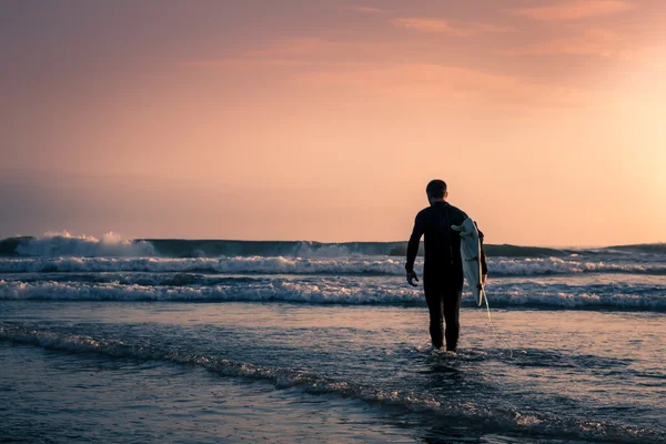 Homem surfista com prancha — Fotografia de Stock
