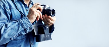 bir muhabir film kamera ile görüntü