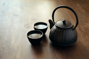 geleneksel Doğu çaydanlık ve teacups ahşap masa görüntü