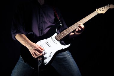 gitar çalan görüntüsü