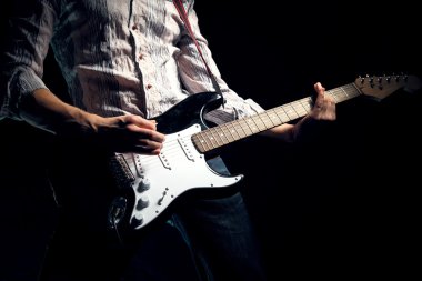 gitar çalan görüntüsü