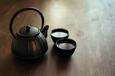 geleneksel Doğu çaydanlık ve teacups ahşap masa görüntü