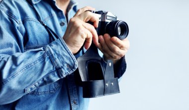 bir muhabir film kamera ile görüntü