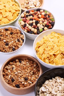 kase mısır gevreği, fındık ve müsli dolu