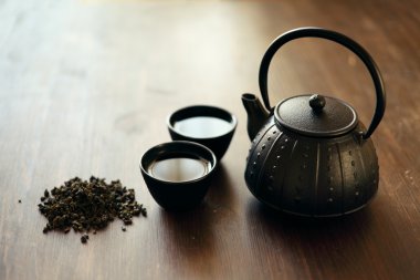 geleneksel Doğu çaydanlık ve teacups ahşap masa görüntü
